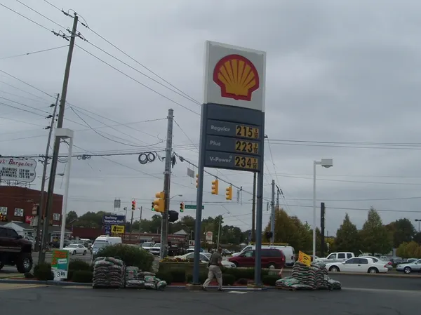 Downtown Indianapolis drivers face sudden gas price jumps as Indiana averages rise amid global oil disruption