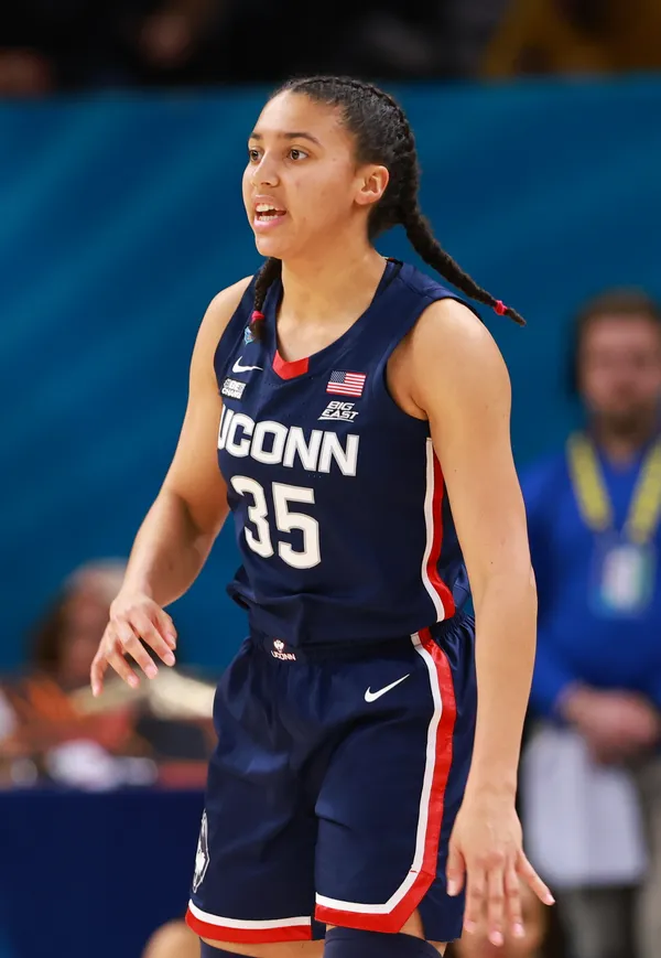 Azzi Fudd scores 17 as unbeaten UConn beats Butler, extends winning streak to 41 games